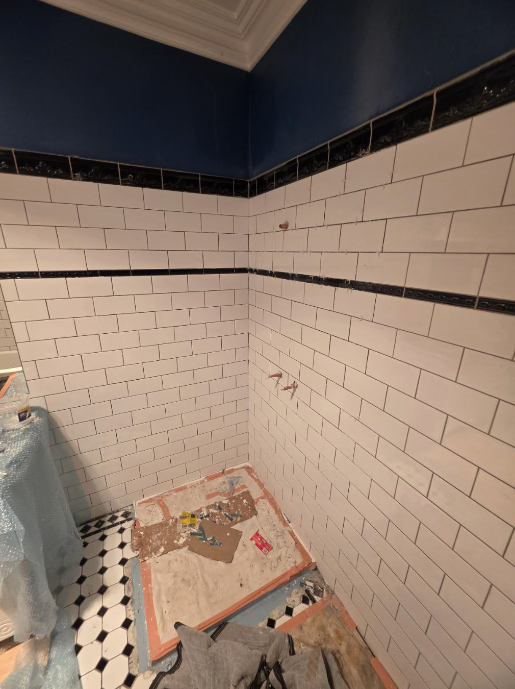 Subway walls with feature borders